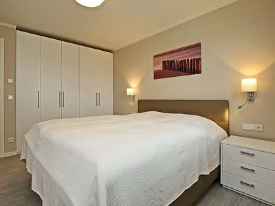 1.Schlafzimmer mit Doppelbett und Kleiderschrank