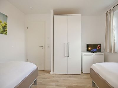 2. Schlafzimmer mit Einzelbetten und Kleiderschrank