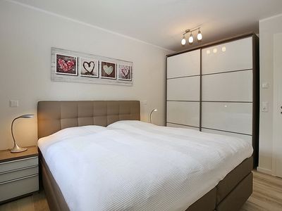 2. Schlafzimmer mit Einzelbetten und Kleiderschrank