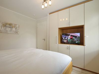 2. Schlafzimmer mit Schrank und TV