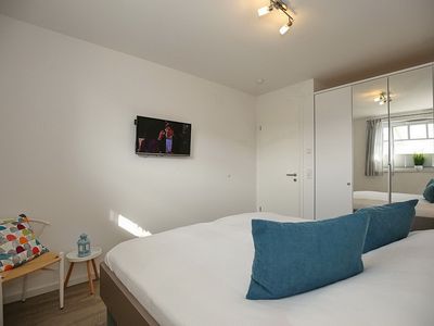 1. Schlafzimmer mit TV und Kleiderschrank