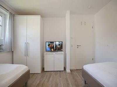 2. Schlafzimmer mit TV und Kleiderschrank