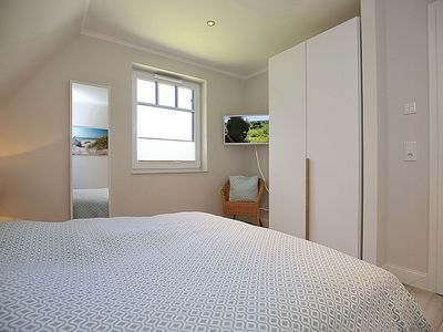 1. Schlafzimmer mit Doppelbett, TV  und Kleiderschrank