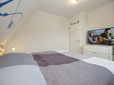 2. Schlafzimmer mit TV