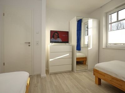 2. Schlafzimmer mit Fernseher