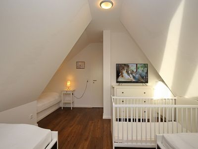 3. Schlafzimmer mit Kinderbett und TV