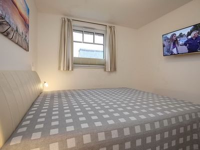 erstes Schlafzimmer mit TV