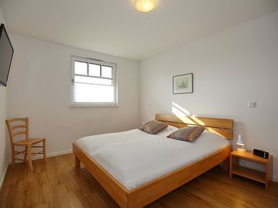 zweites Schlafzimmer mit Doppelbett und TV