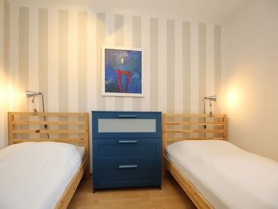 1. Schlafzimmer mit zwei Einzelbetten