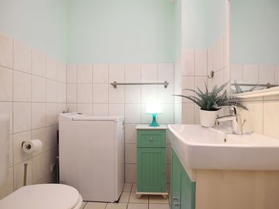 1. Badezimmer mit WC, Dusche und Waschmaschine