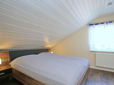 zweites Schlafzimmer mit Doppelbett im Dachgeschoss