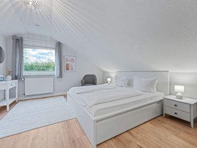 Schlafzimmer mit Doppelbett