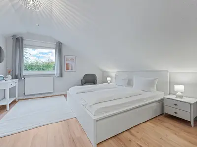 Schlafzimmer mit Doppelbett
