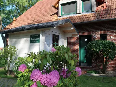Außenansicht des Gebäudes. Stellplatz - Ansicht Straße