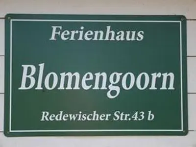 Außenansicht des Gebäudes. Hausschild am Gartenhaus