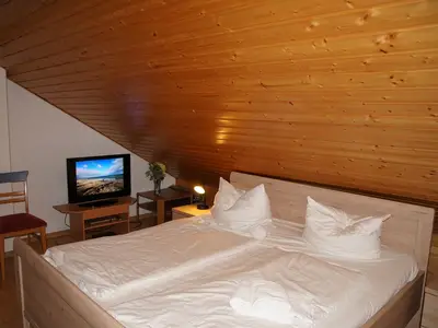 Schlafzimmer mit Doppelbett