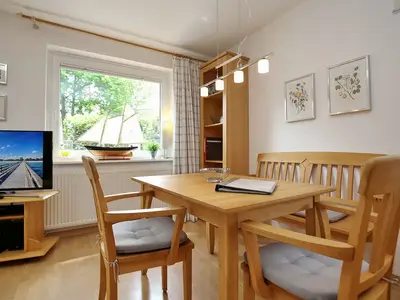 Wohnzimmer mit Essbereich und TV