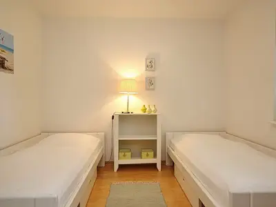 erstes Schlafzimmer mit Einzelbetten