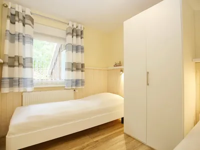 Kleiderschrank im ersten Schlafzimmer