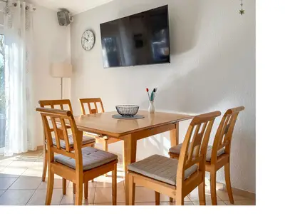 TV und Essbereich im Wohnzimmer