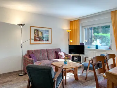 Wohnzimmer mit Sofa und Sessel
