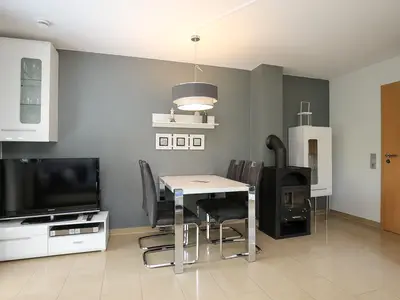 Wohnzimmer mit Blick auf Fernseher und Essbereich