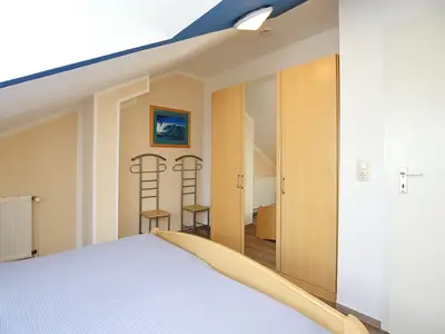 1. Schlafzimmer mit Kleiderschrank