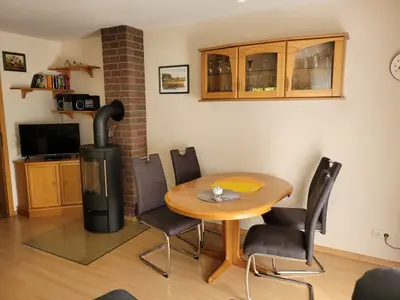 Essbereich und Kamin im Wohnzimmer