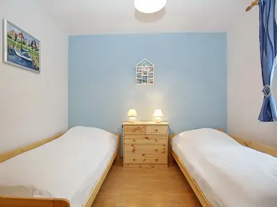 erstes Schlafzimmer mit Einzelbetten