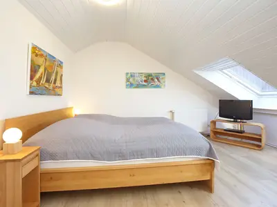 oberes Schlafzimmer mit Doppelbett