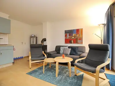 Wohnzimmer mit Sofa und zwei Sesseln