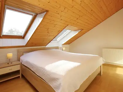 zweites oberes Schlafzimmer mit Doppelbett