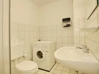unteres Badezimmer mit Waschmaschine