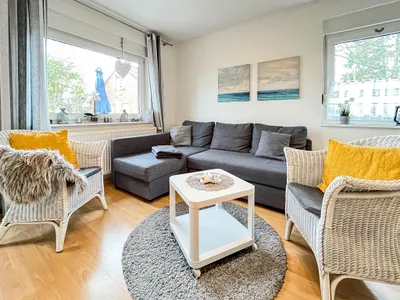 Wohnzimmer mit Sofa und Sessel