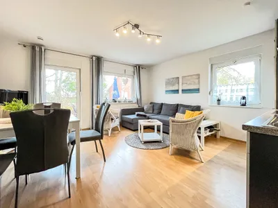 mit Blick ins Wohnzimmer