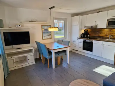 Wohnzimmer mit TV und Essbereich