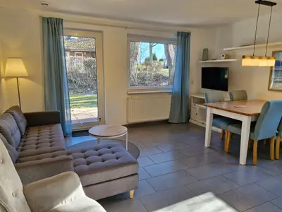 Wohnzimmer mit Zugang zur Terrasse