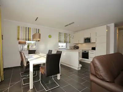 Esstisch mit Blick auf Küche