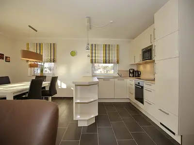 Küche mit Backofen und Spülmaschine