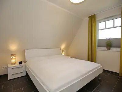 2. Schlafzimmer mit Doppelbett