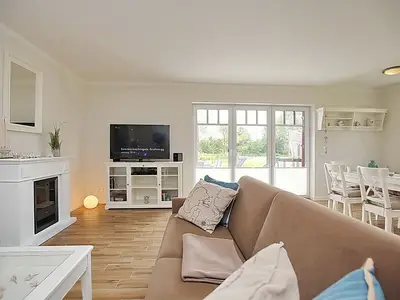 Wohnzimmer mit Sitzecke und Blick zu Terrasse