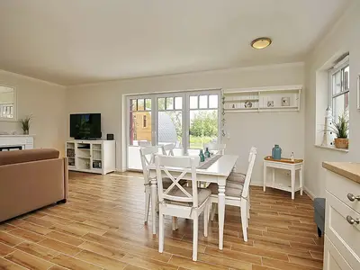 Esstisch mit Blick zur Terrasse