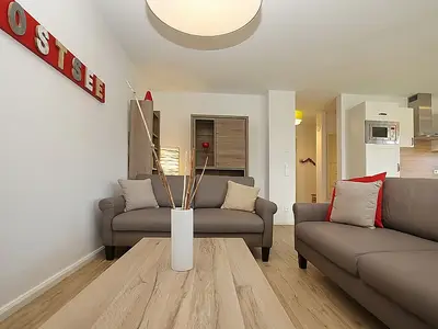 Wohnzimmer mit Sitzecke und Blick auf Schrank