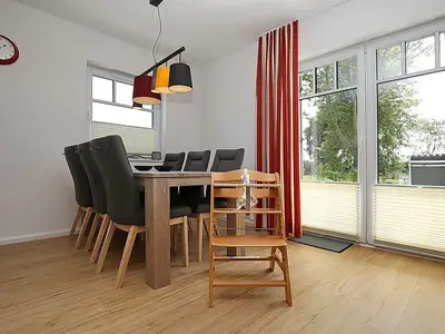 Wohnzimmer mit Esstisch