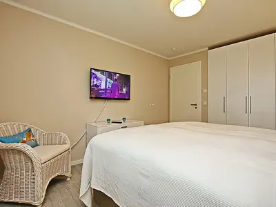 1. Schlafzimmer mit TV