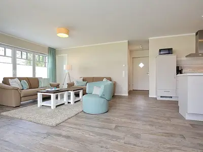 Wohnzimmer mit Blick zur Zimmertür