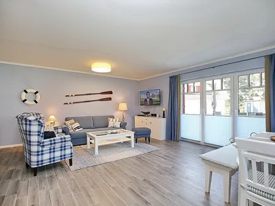 Wohnzimmer mit Blick auf Sitzecke von Küche