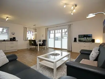 Wohnzimmer mit Blick zur Terrasse