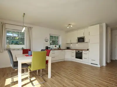 Wohnzimmer mit Essbereich und Küchenzeile