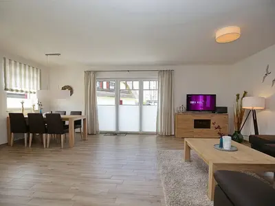 Wohnzimmer mit Blick aus dem Flur